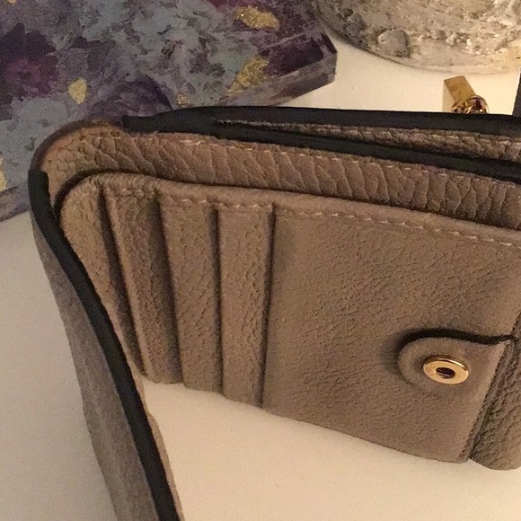 Chloe Grained Lambskin Drew Wallet - Picture 7 of 14